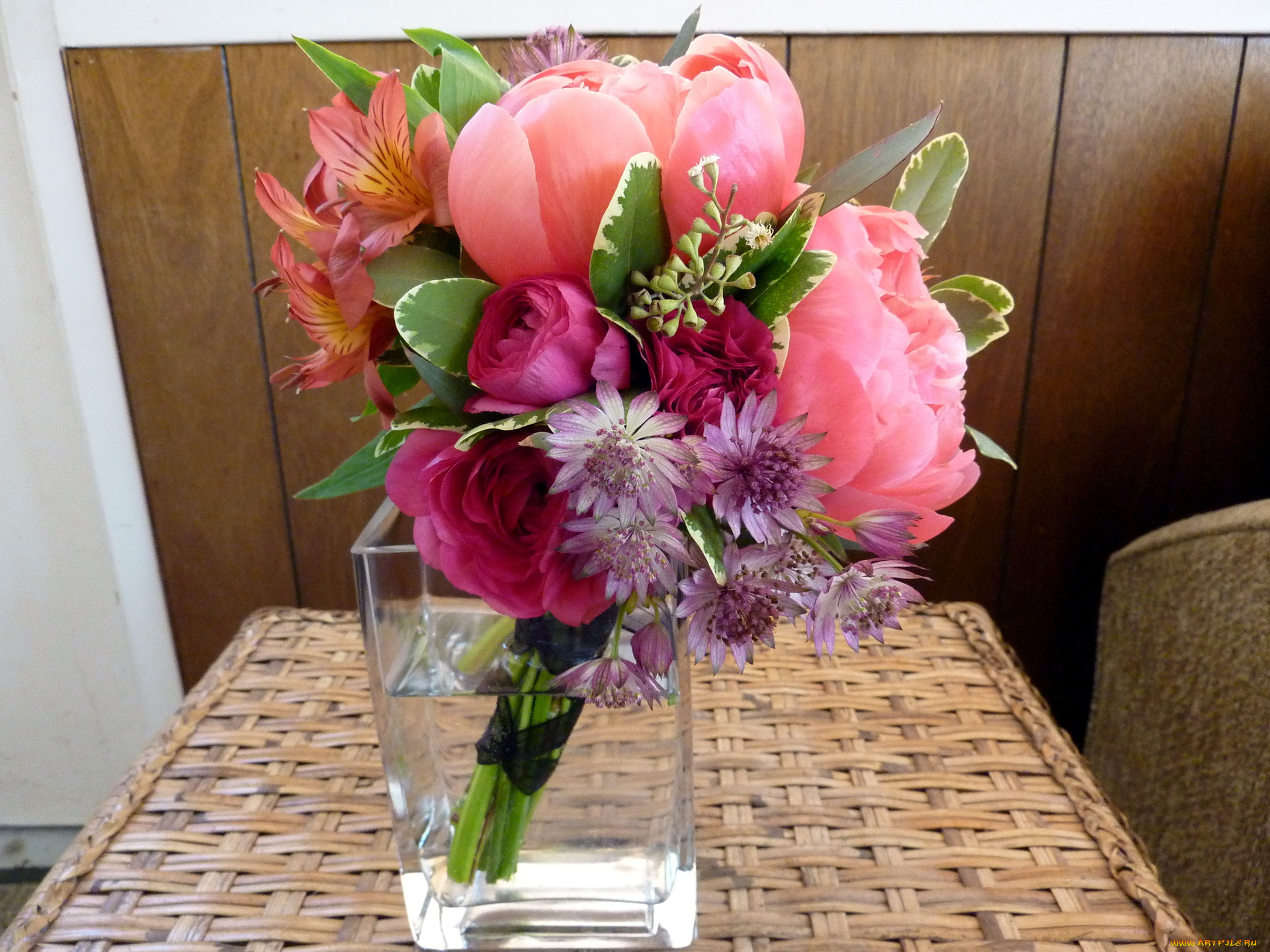 Букет цветов на кухонном столе